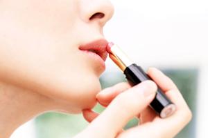 カラコンは種類豊富な「みんカラ」へ