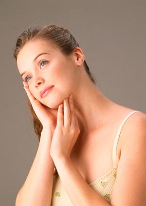 ニキビ跡は化粧水で改善することができる